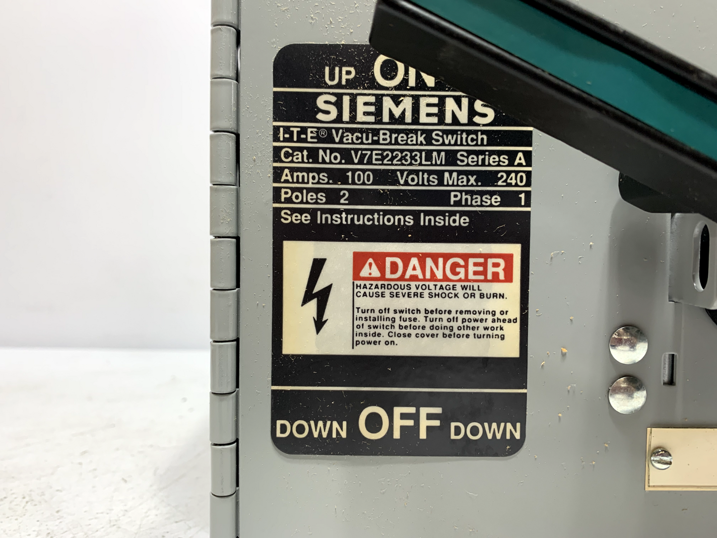 Siemens V7E2233LM Twin Panel Mount Switch 100 Amp 2 Pole 240V