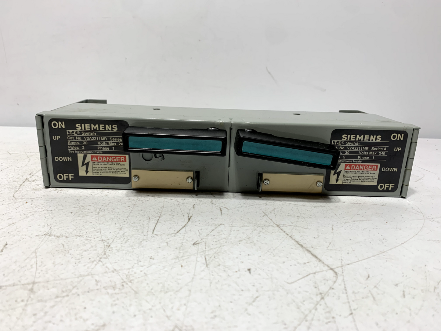 Siemens V2A2211MR Panel Mount Switch 30 Amp 2 Pole 240V 200kA