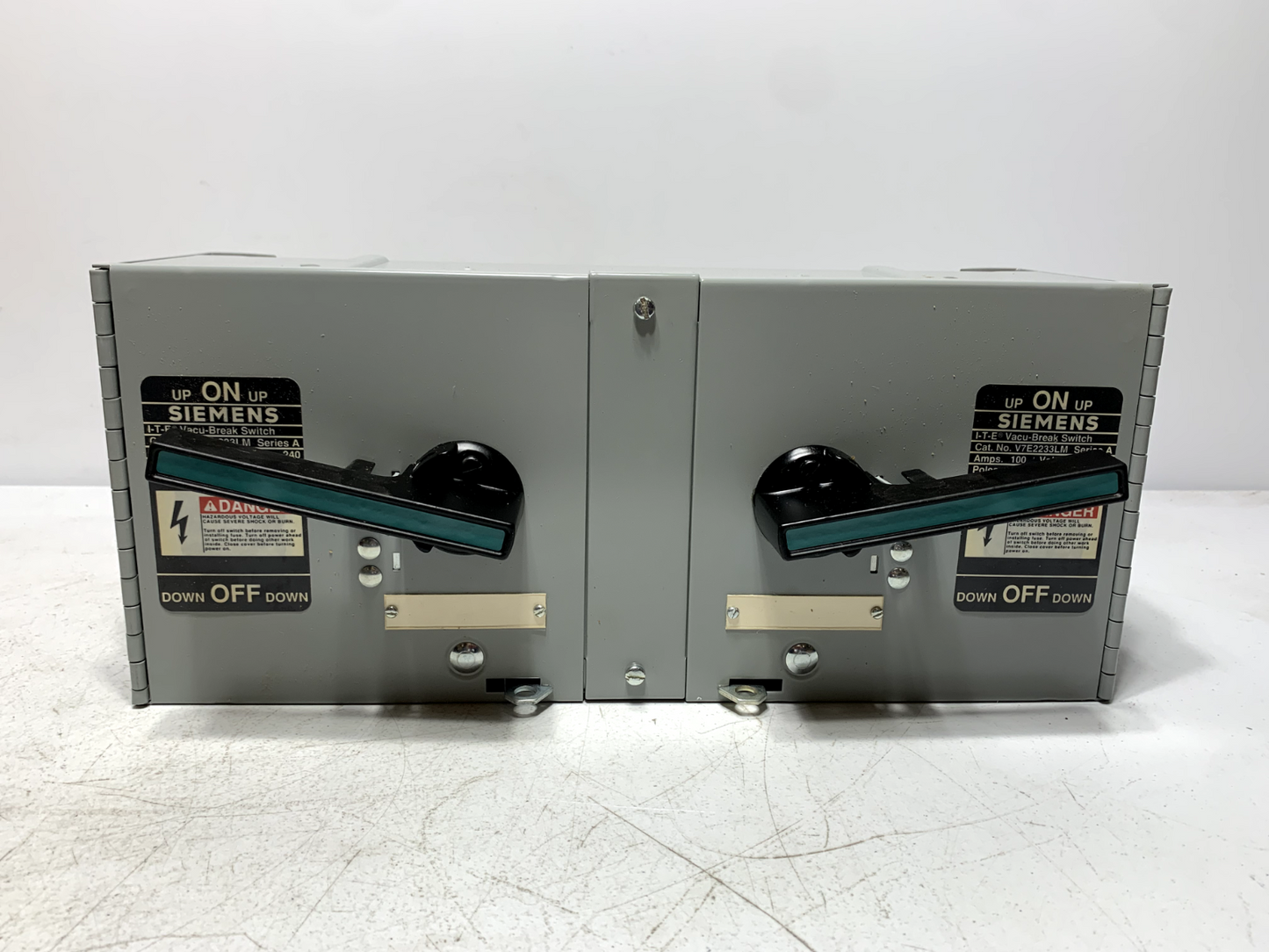 Siemens V7E2233LM Twin Panel Mount Switch 100 Amp 2 Pole 240V